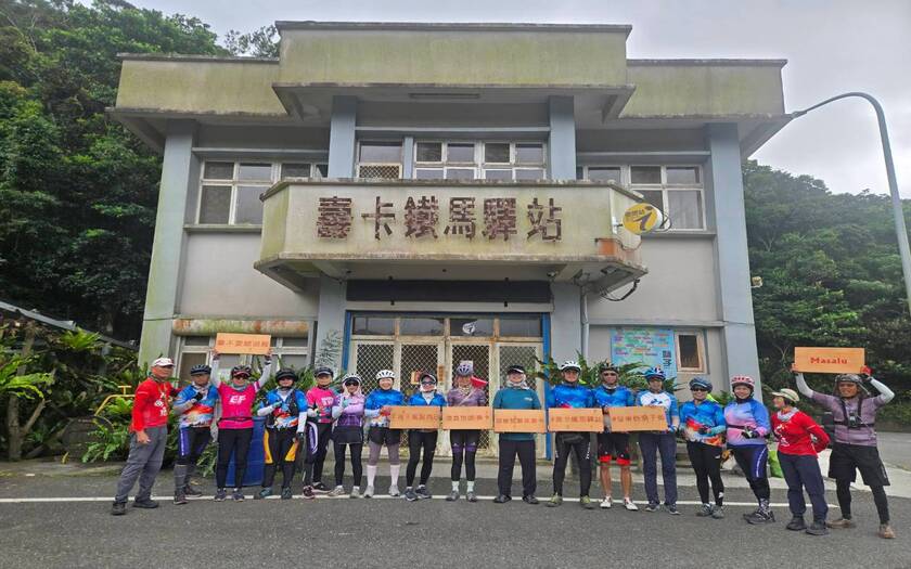 山海戀車友香港不老騎士公益環島D9騎行成功登上南迴公路的重要高點-壽卡。