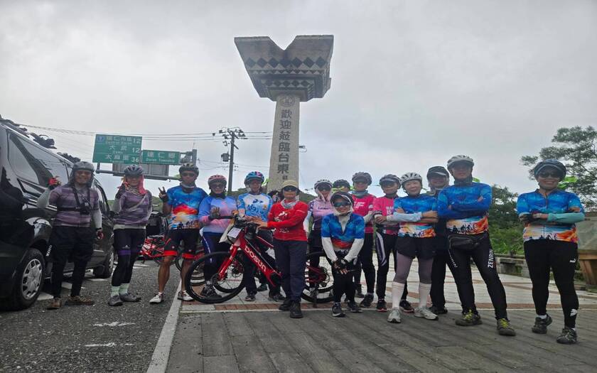 山海戀車友香港不老騎士公益環島D9騎行成功登上南迴公路的重要高點-壽卡。