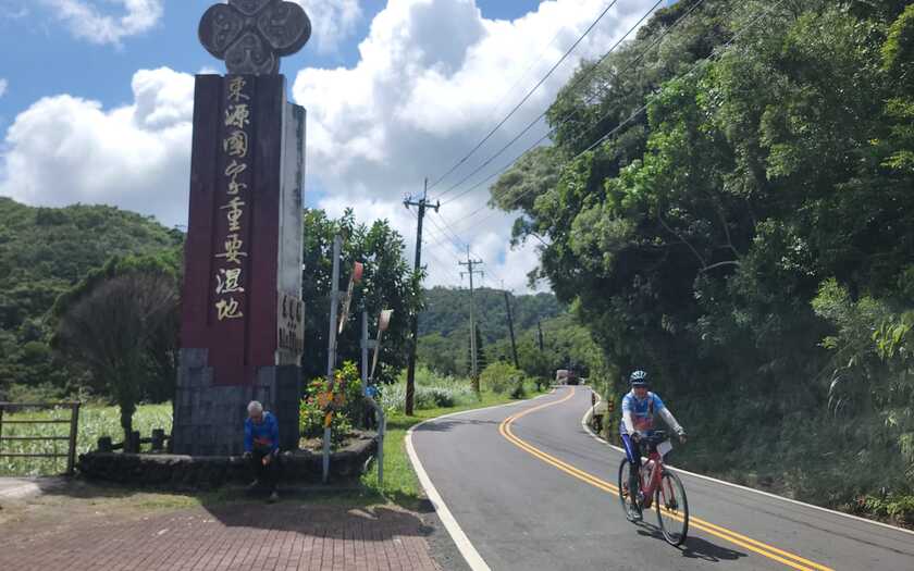 山海戀車友香港不老騎士公益環島D9騎行經過東源水上草原。