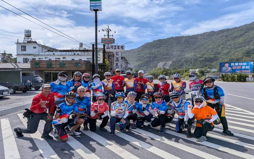 山海戀車友香港不老騎士公益環島D10在脫線牧場巧遇扶輪社約230位車友浩浩蕩蕩經過。