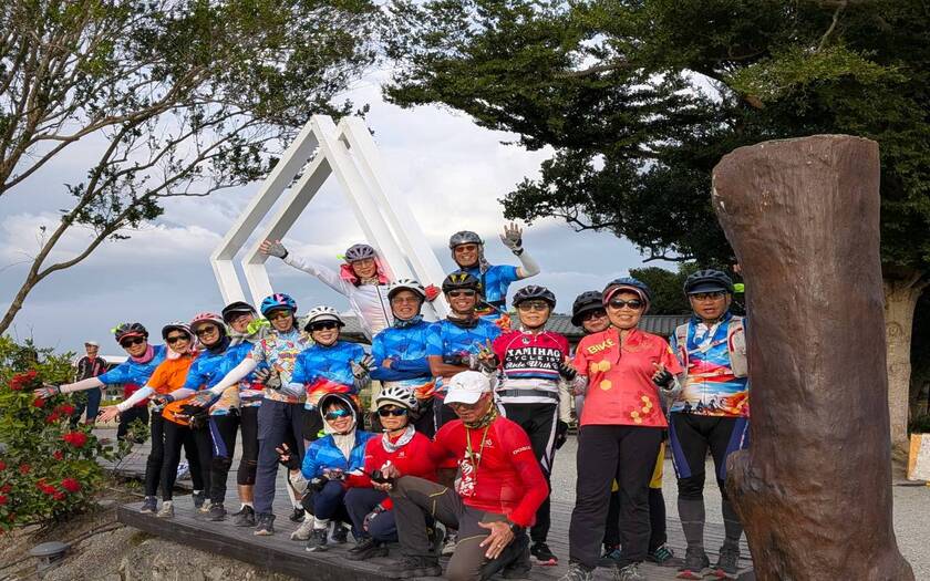 山海戀車友香港不老騎士公益環島D10騎行至台東伯朗大道合影。
