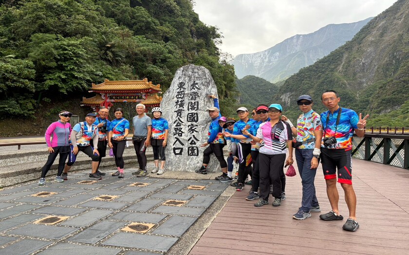 山海戀車友香港不老騎士公益環島D12騎行至太魯閣國家公園入口合影。