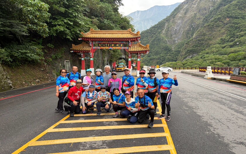 山海戀車友香港不老騎士公益環島D12騎行至太魯閣國家公園入口合影。