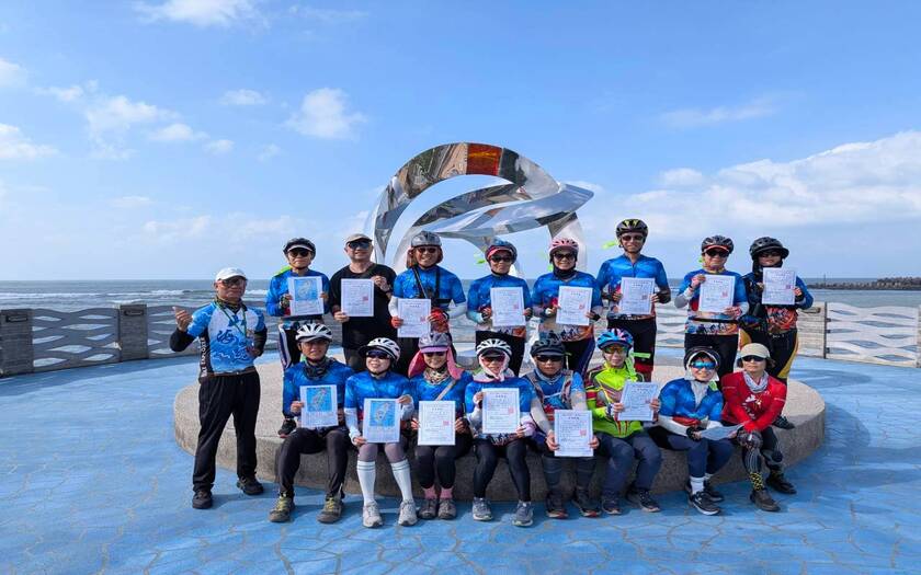 山海戀車友香港不老騎士公益環島D15騎行至芝蘭公園海上觀景台，在伸向海面的平台上舉行完成證書頒發儀式。