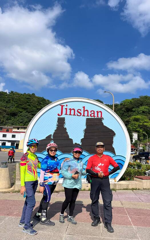 山海戀車友香港不老騎士公益環島D15騎行至金山路標前合影。