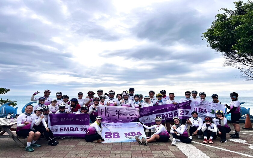 山海戀車友清大陪騎團D3來到枋山海豚灣，又稱茉莉灣，大家停下單車稍作休息。眼前是開闊的海天一線，海風吹散午後暑氣，也暫時舒緩長途踩踏所累積的疲憊。
