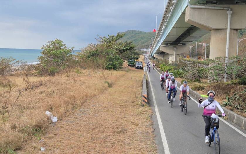 山海戀車友清大陪騎團D3騎行於美麗的屏鵝公路上。