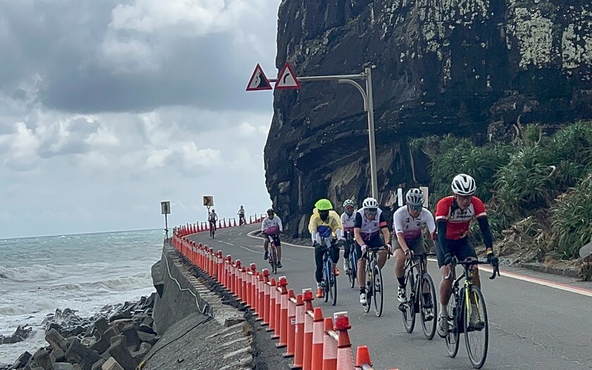 山海戀車友清大陪騎團D4騎行於九棚至旭海的絕美海岸景觀公路，一側是綿延山巒，一側是遼闊太平洋，海浪、藍天與公路交織出令人難忘的南國風光。