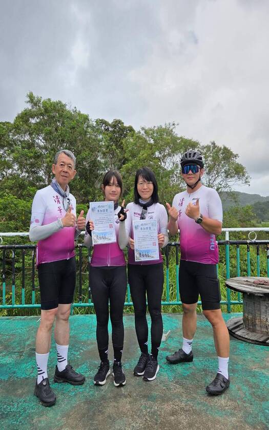山海戀車友清大陪騎團D4頒發參加證書。