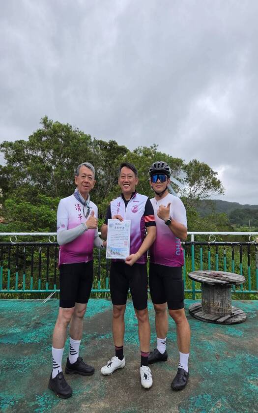 山海戀車友清大陪騎團D4頒發參加證書。