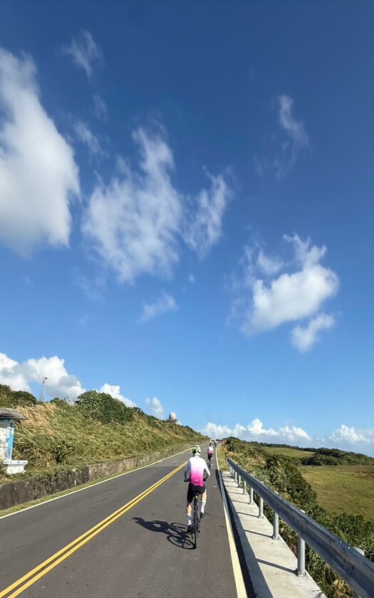 山海戀車友清大陪騎團D4挑戰壽卡騎行行進中。